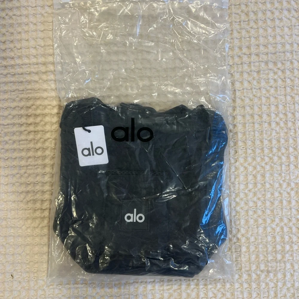 ALO Yoga compact alo